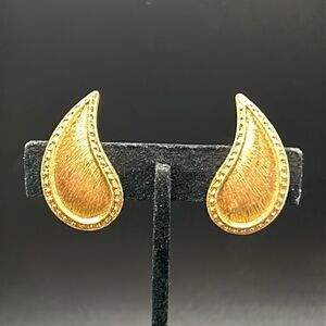VTG Monet Matte Gold Teadrop Leaf Clip On Earrings
